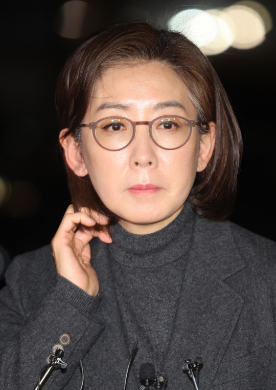 국민의힘 3·8 전당대회 출마를 고심 중인 나경원 전 자유한국당 원내대표가 지난 1월19일 서울 용산구 자택으로 들어서며 취재진의 질문을 받고 있다.<연합뉴스>